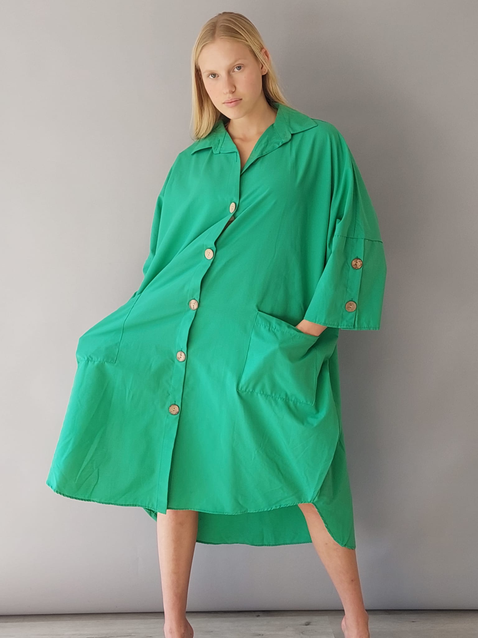 שמלת אוברסייז כפתורי עץ | ירוק