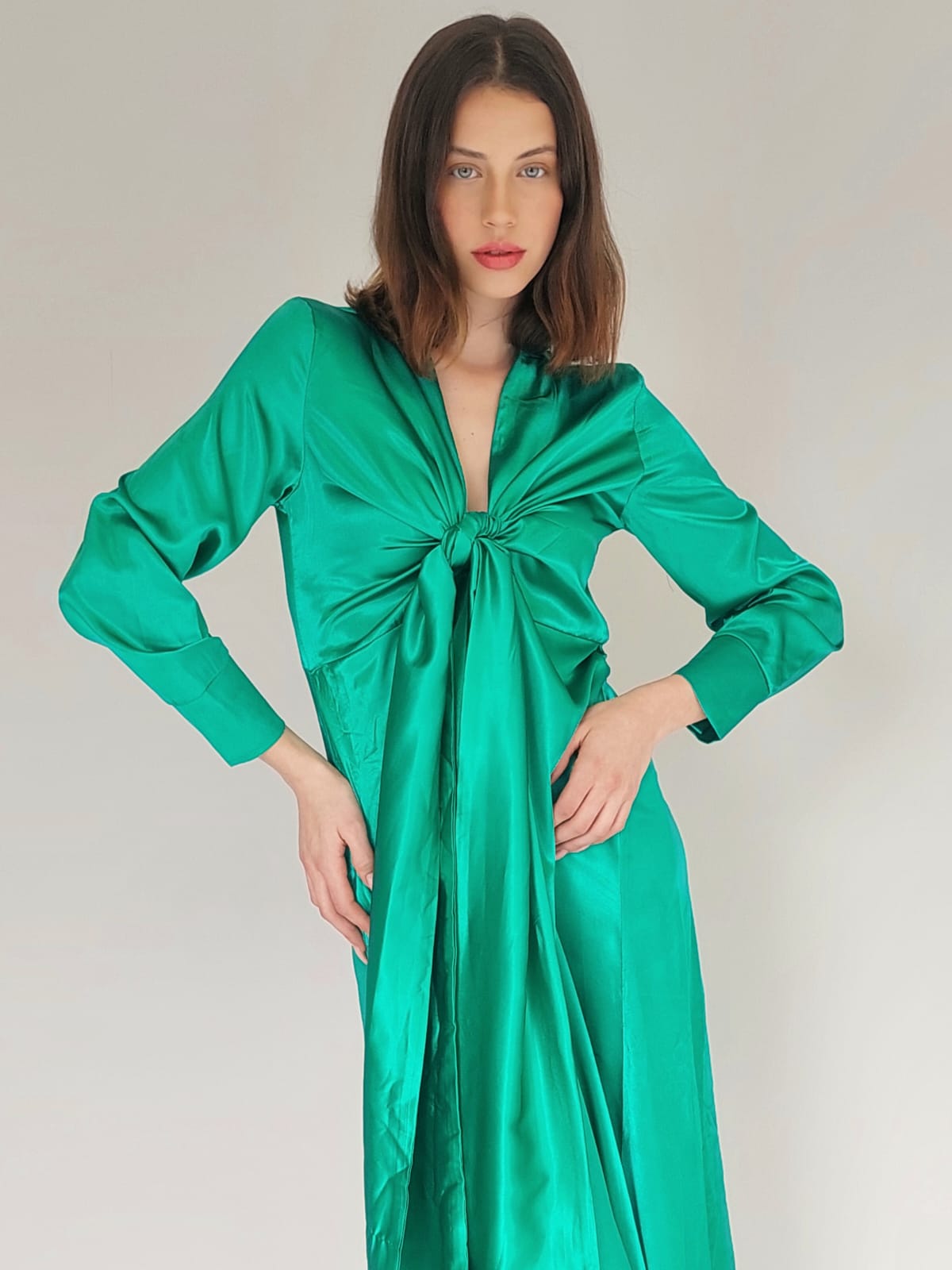 שמלת סאטן מקסי קלוש קשירה | ירוק בנטון