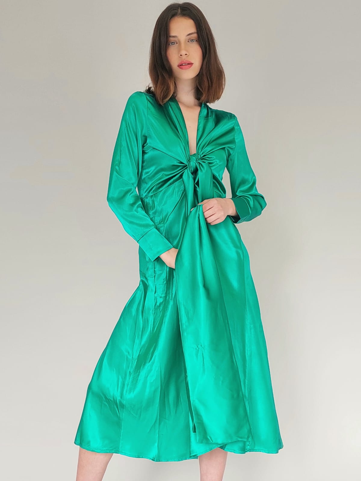 שמלת סאטן מקסי קלוש קשירה | ירוק בנטון